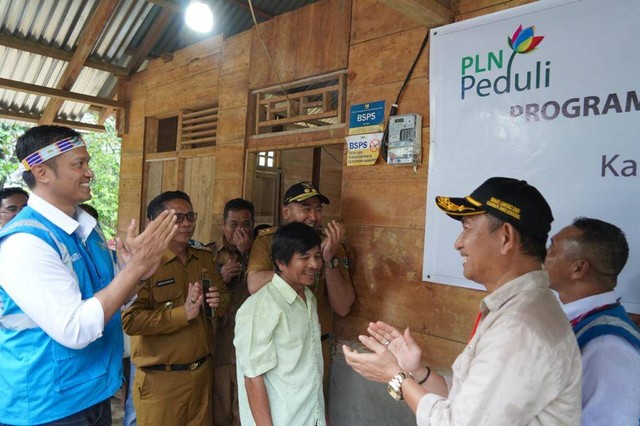 Program listrik gratis dari PT. PLN (Persero) Unit Induk Distribusi Sumatera Barat untuk ratusan rumah di daerah 3T di Kabupaten Kepulauan Mentawai, Senin (5/12/2022). Dokumentasi: PT PLN 
