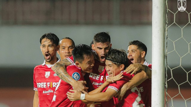 Persis Solo merayakan gol melawan Rans Nusantara FC dalam laga pekan ke-12 Liga 1 2022/23 di Stadion Maguwoharjo, Sleman, pada 6 November 2022. Foto: Twitter/@persisofficial