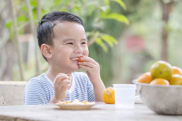 Ilustrasi pemenuhan vitamin C anak. Foto: Manop Boonpeng/Shutterstock