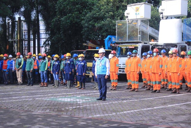 Apel Siaga Natal dan Tahun Baru yang digelar di halaman kantor PLN Unit Pelaksana Pelayanan Pelanggan (UP3) Yogyakarta, Selasa (6/12/2022).  Foto: Dok. PLN