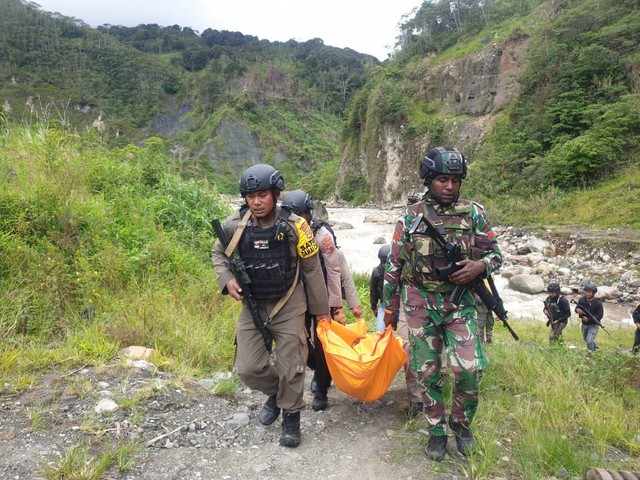 Evakuasi 3 jenazah tukang ojek yang dibunuh KKB di Kampung Mangabib Distrik Oksebang, Kabupaten Pegunungan Bintang. (Foto Humas Polda Papua) 