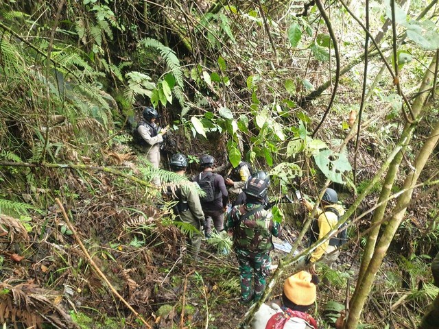 Evakuasi 3 jenazah tukang ojek yang dibunuh KKB di Kampung Mangabib Distrik Oksebang, Kabupaten Pegunungan Bintang. (Foto Humas Polda Papua) 