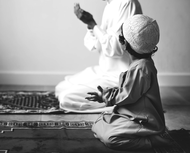 Ilustrasi seorang anak belajar berdoa. Sumber: Freepik/rawpixel