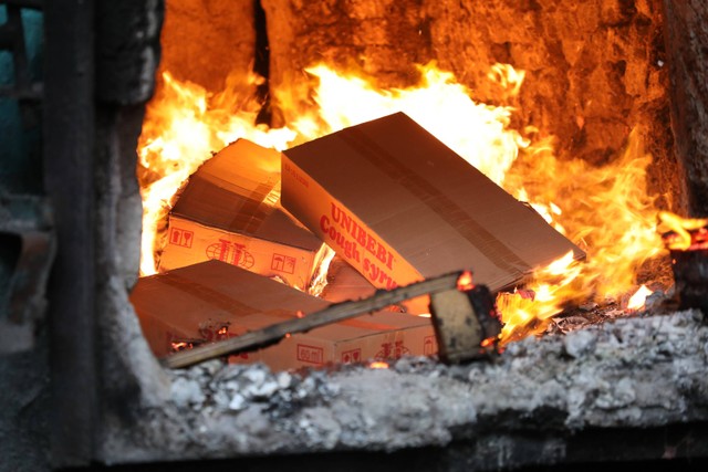 BPOM Awasi Pemusnahan 223.650 Ribu Botol Obat Sirop Unibebi Mengandung