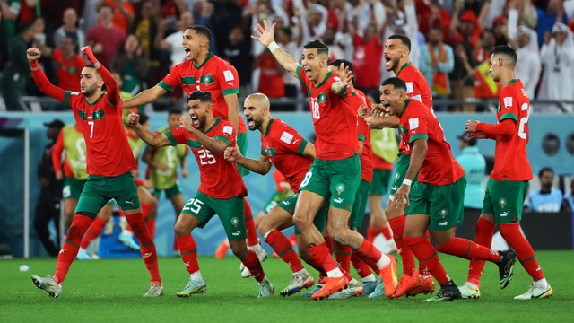 Selebrasi pemain Timnas Maroko usai menang adu penalti melawan Timnas Spanyol pada pertandingan 16 besar Piala Dunia 2022 Qatar di Education City Stadium, Al Rayyan, Qatar.
 Foto: Wolfgang Rattay/REUTERS