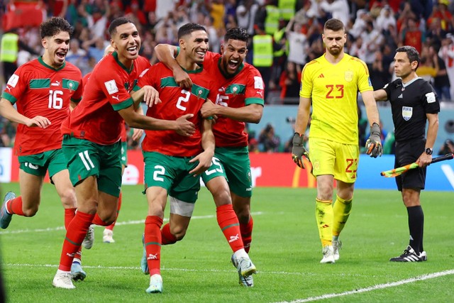 Selebrasi pemain Timnas Maroko usai menang adu penalti melawan Timnas Spanyol pada pertandingan 16 besar Piala Dunia 2022 Qatar di Education City Stadium, Al Rayyan, Qatar.
 Foto: Matthew Childs/REUTERS