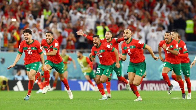 Selebrasi pemain Timnas Maroko usai menang adu penalti melawan Timnas Spanyol pada pertandingan 16 besar Piala Dunia 2022 Qatar di Education City Stadium, Al Rayyan, Qatar.
 Foto: Bernadett Szabo/REUTERS