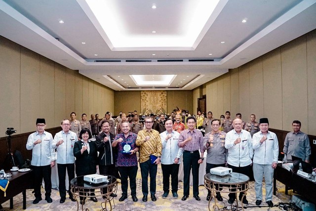 Dr Aqua Dwipayana foto bersama di acara Sharing Komunikasi dan Motivasi oleh Kompolnas. Foto/dok Dr Aqua
