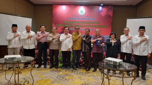 Dr Aqua Dwipayana foto bersama di acara Sharing Komunikasi dan Motivasi oleh Kompolnas. Foto/dok Dr Aqua