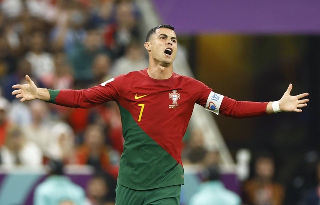 Reaksi Cristiano Ronaldo saat pertandingan Portugal vs Swiss di babak 16 besar Piala Dunia Qatar 2022, Selasa (6/12/2022). Foto: Suhaib Salem/REUTERS