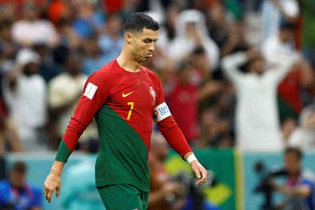 Reaksi Cristiano Ronaldo saat pertandingan Portugal vs Swiss di babak 16 besar Piala Dunia Qatar 2022, Selasa (6/12/2022). Foto: Suhaib Salem/REUTERS
