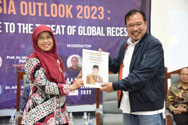 Antisipasi Kemungkinan Resesi, IPB University Gelar Seminar Indonesia Outlook 2023