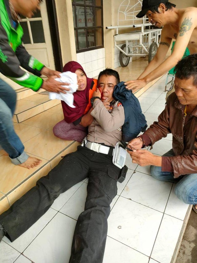 Petugas menjadi korban bom bunuh diri di Polsek Astanaanyar Bandung. Foto: Dok. Istimewa