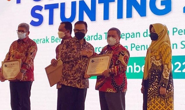 Plt. Sekda Juni Gultom saat menerima penghargaan dalam acara Forum Nasional Stunting 2022 di Jakarta. Foto: Prokom Kobar.