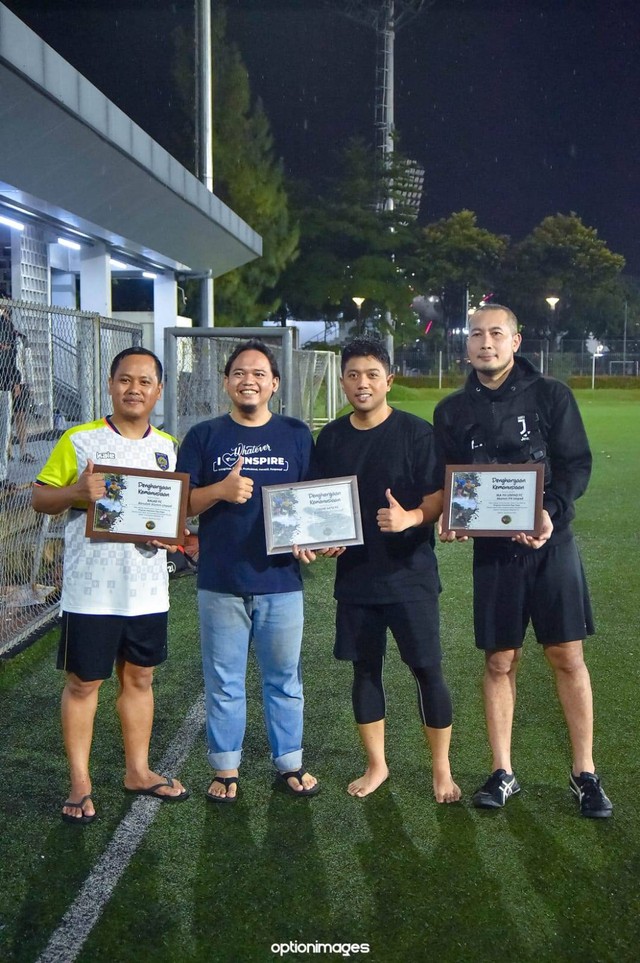 Sejumlah komunitas pencinta sepakbola memberikan donasi bagi penyintas Gempa Cianjur. (Dok. Optionsimages/Baladfc)