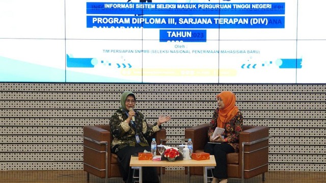 Koordinator Humas dan Promosi SNPMB Dr Ismaini Zain MSi (kiri) didampingi Dr Eng Siti Machmudah ST MEng sebagai moderator memaparkan sistematika SNPMB 2023.