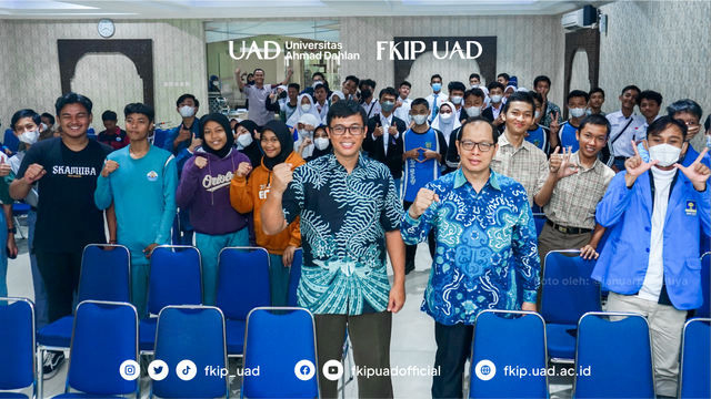 Dekan FKIP UAD, Muhammad Sayuti, Ph.D., tengah berfoto bersama peserta Festival Fisika (FIFA) didampingi oleh Ketua Program Studi Eko Nur Sulityo, M.Pd. | Foto oleh: @januarprasetiya