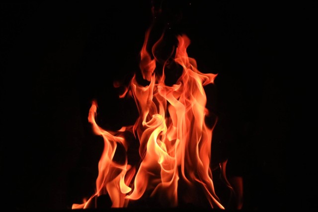Ilustrasi Kata-Kata tentang Api. Foto: Unsplash/Cullan Smith.