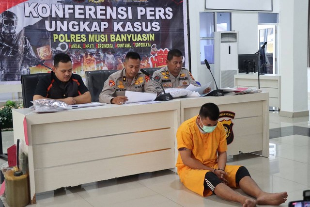 Pria bernama Herlin Sofian Patjarih diamankan Polres Muba atas kasus penggelapan uang perusahaan. (dok. Polres Muba)