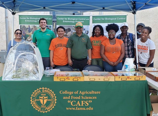 Foto bersama di stand Florida Agricultural and Mechanical University (acara conference world food prize). Foto: Agroteknologi UMY