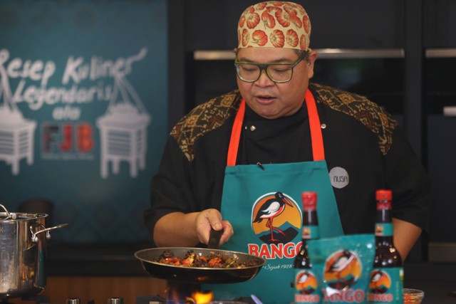 Chef Ragil pada demo masak virtual Bango, Hidangkan Resep Kuliner Legendaris ala FJB di Rumahmu, Selasa (6/12/2022). Foto: Dok. Bango
