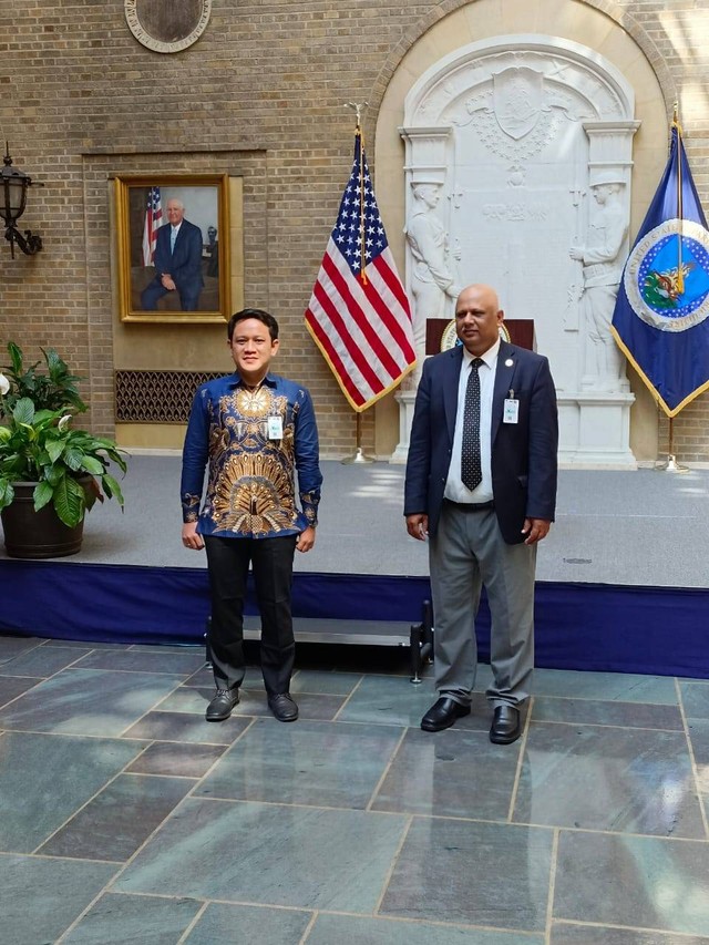 Foto bersama mentor kegiatan kolaborasi riset. Dr. Muhammad Haseeb (kanan) dan Dr. Ir. Ihsan Nurkomar, S.P (kiri). Foto: Agroteknologi UMY