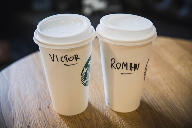 Ilustrasi nama pelanggan pada gelas kopi Starbucks. Foto: Viktor Osipenko/Shutterstock