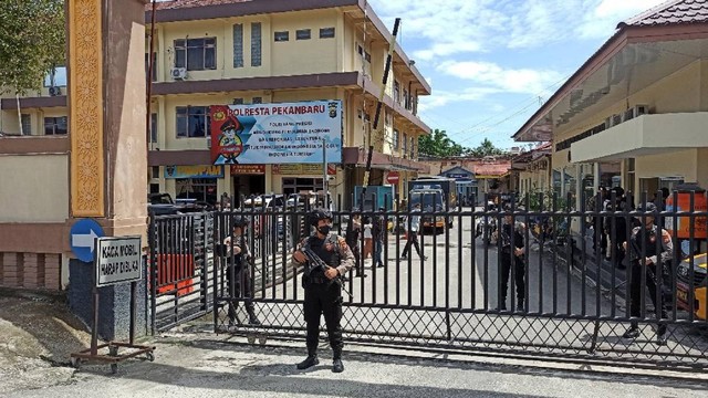 Personel Polresta Pekanbaru bersiaga di gerbang Mapolresta Pekanbaru, Jalan Jenderal Ahmad Yani, Pekanbaru, Rabu (7/12). (DEFRI CANDRA/SELASAR RIAU)