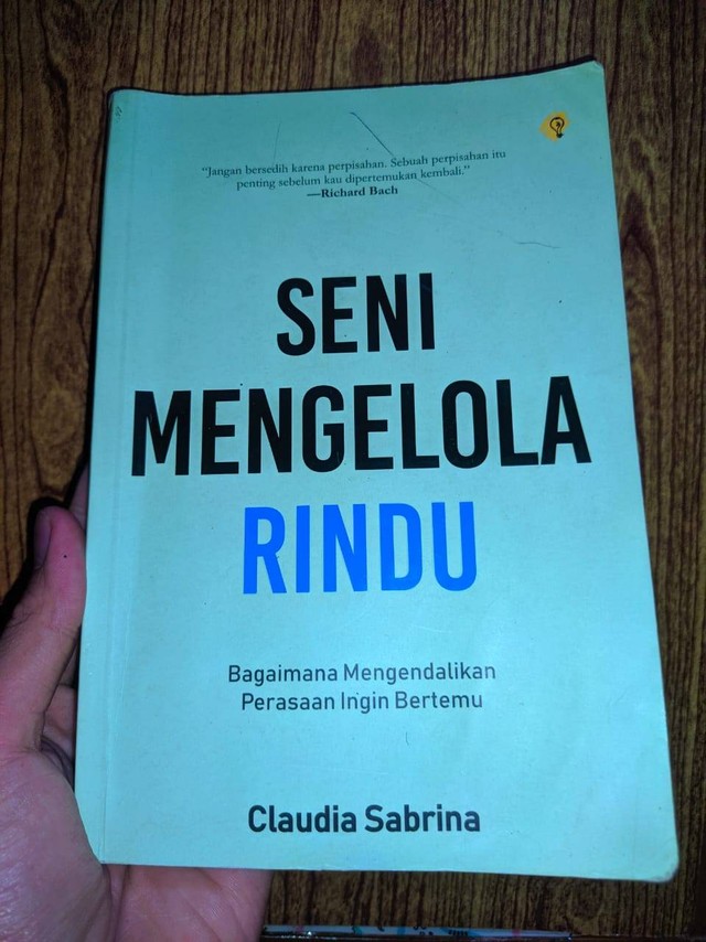 Buku ''Seni Mengelola Rindu'' Karya Claudia Sabrina (sumber : gambar pribadi)