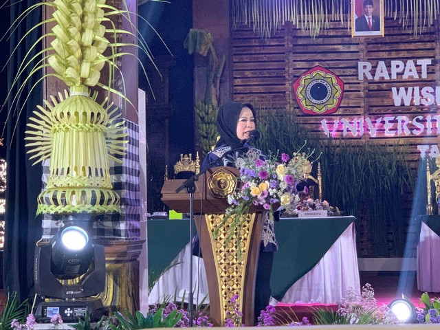 Kepala L2DIKTI Jatim, Prof Dyah Sawitri, saat memberi sambutan wisuda ke-19 Universitas Islam Majapahit (Unim) Mojokerto, pada Rabu (7/12/2022). Foto: Ardi