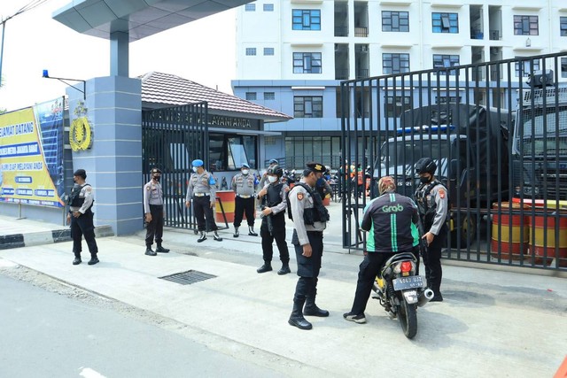 Penjagaan Di Kantor Polisi Diperketat, Personel Siaga Dengan Senjata ...