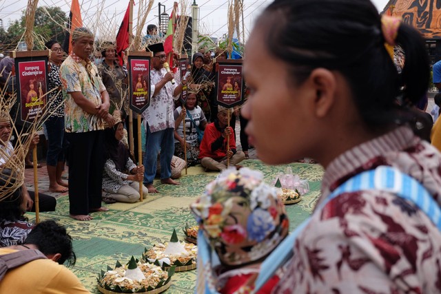 Warga Cinderejo Lor menggelar kirab dan tumpengan untuk menyambut pernikahan pernikahan putra bungsu Presiden Joko Widodo Kaesang Pangarep dan Erina Gudono di Solo, Jawa Tengah, Rabu (7/12/2022). Foto: Maulana Surya/Antara Foto