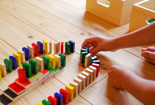 Ilustrasi anak menyusun mainannya. Foto: gorosan/Shutterstock