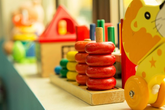 Ilustrasi anak menyusun mainannya. Foto: S Gribble/Shutterstock