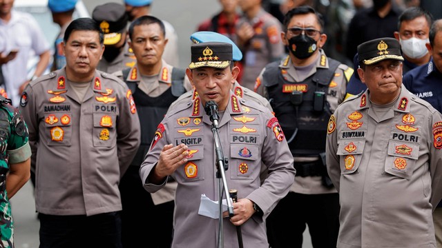 Kapolri Jenderal Polisi Listyo Sigit Prabowo menyampaikan keterangan pers di Polsek Astana Anyar, Kota Bandung, Jawa Barat, Rabu (7/12/2022). Foto: Willy Kurniawan/REUTERS