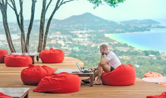 Digital Nomad, bekerja sambil liburan. Gambar: Shutterstock (lisensi)