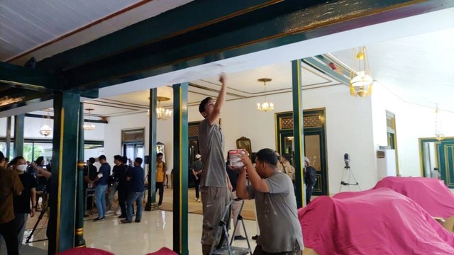 Suasana persiapan di Pendopo Ageng Royal Ambarrukmo jelang pernikahan Kaesang Pangarep dan Erina Gudono, Rabu (7/12/2022). Foto: Arfiansyah Panji Purnandaru/kumparan