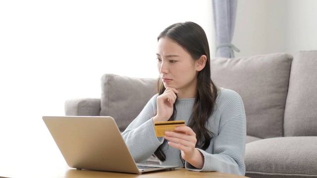 Tetap waspada dan jangan terkecoh tawaran pembatalan transaksi kartu kredit. Foto: Shutterstock