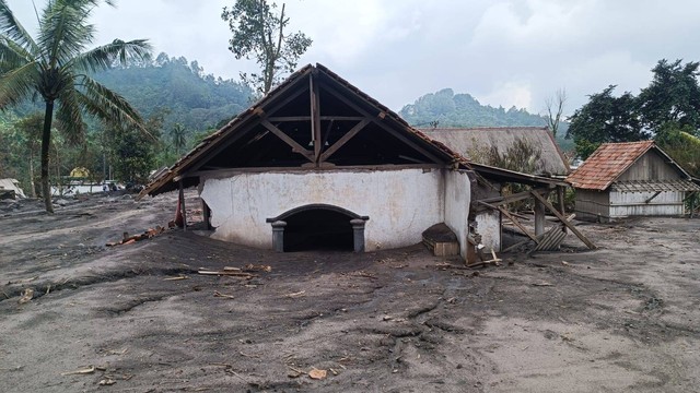 Abu vulkanik yang hampir mengubur rumah di Dusun Kajar Kuning, Rabu (7/12/2022). Dokumentasi Farusma Okta Verdian/kumparan.