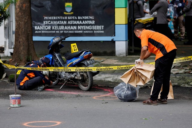 Petugas INAFIS Polda Jabar mengumpulkan barang bukti saat olah TKP bom bunuh diri di kawasan Astana Anyar, Bandung, Jawa Barat, usai ledakan bom bunuh diri, Rabu (7/12/2022). Foto: Willy Kurniawan/REUTERS