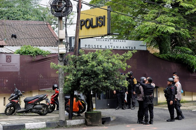 Petugas INAFIS Polda Jabar mengumpulkan barang bukti saat olah TKP bom bunuh diri di kawasan Astana Anyar, Bandung, Jawa Barat, usai ledakan bom bunuh diri, Rabu (7/12/2022). Foto: Willy Kurniawan/REUTERS