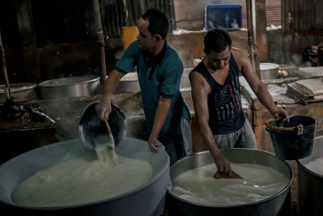 Pengrajin tahu menyelesaikan pembuatan tahu di pabrik kawasan Duren Tiga, Jakarta Selatan, Rabu (7/12/2022). Foto: Jamal Ramadhan/kumparan