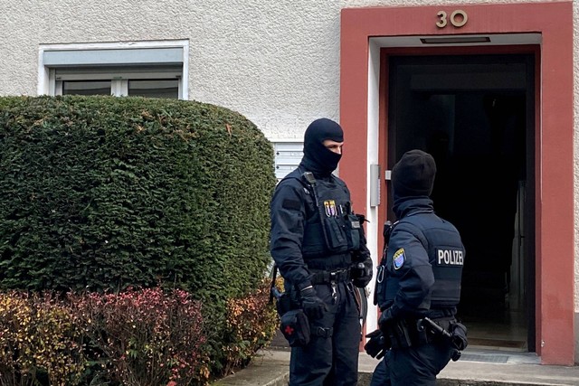 Polisi mengamankan lokasi setelah 25 tersangka anggota dan pendukung kelompok teroris sayap kanan ditahan selama penggerebekan di Jerman, di Frankfurt, Jerman, Rabu (7/12/2022). Foto: Tilman Blasshofer/REUTERS