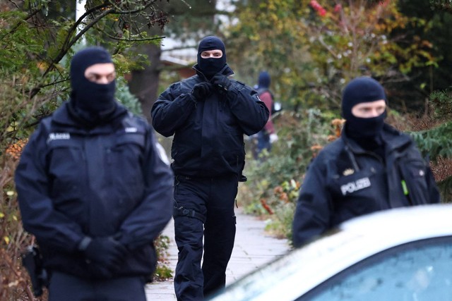 Polisi mengamankan lokasi setelah 25 tersangka anggota dan pendukung kelompok sayap kanan ditahan selama penggerebekan di seluruh Jerman, di Berlin, Jerman, Rabu (7/12/2022). Foto: Christian Mang/REUTERS