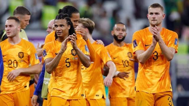 Pemain Belanda merayakan kemenangan setelah melawan Senegal pada pertandingan Grup A Piala Dunia 2022 Qatar di Stadion Al Thumama, Doha, Qatar. Foto: Amanda Perobelli/Reuters