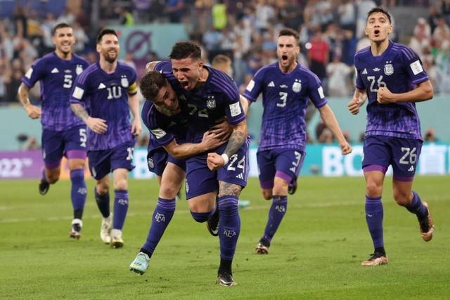 Selebrasi pemain Timnas Argentina Julian Alvarez usai mencetak gol ke gawang Timnas Polandia pada pertandingan Grup C Piala Dunia 2022 Qatar di Stadion 974, Doha, Qatar.Foto: Amanda Perobelli/REUTERS