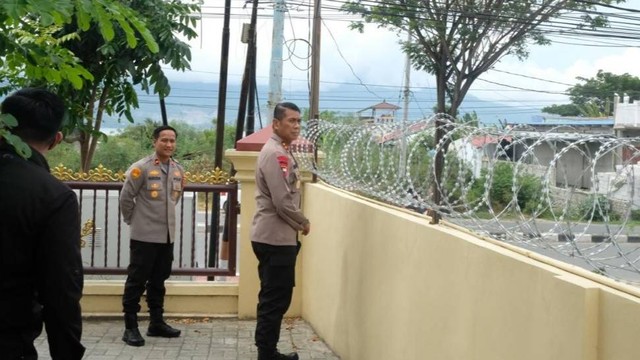 Kapolda Sulteng Irjen Pol Rudy Sufahriadi saat melakukan pengecekan keamanan di Pos Jaga Markas Polda Sulteng, Rabu (7/12). Foto: Istimewa