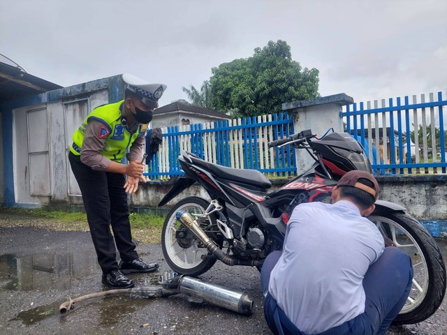 Polisi mengamankan sepeda motor berknalpot bising setelah menerima pengaduan masyarakat, Rabu (7/12/2022). Foto: Polres Subulussalam
