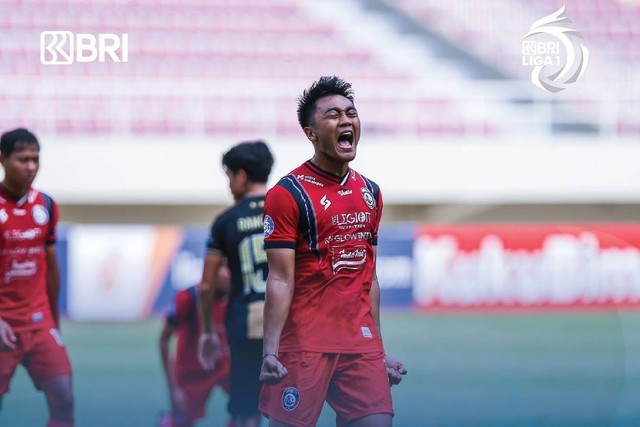 Pemain Arema FC Rizky Dwi berselebrasi usai mencetak gol ke gawang Dewa United, pada pertandingan Liga 1, Rabu (12/7/2022). Foto: Instagram/@liga1match
