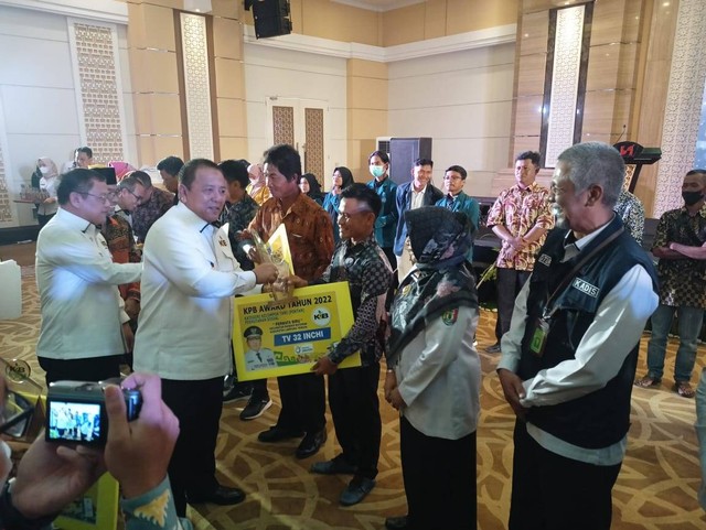 Gubernur Lampung Arinal Djunaidi saat memberikan penghargaan Kartu Petani Berjaya (KPB) Award kepada stakeholder terkait. | Foto : Galih Prihantoro/ Lampung Geh